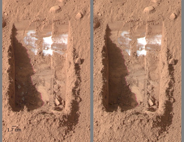 Evaporating ice on Mars. This image has two panels, and each of them show the same little 