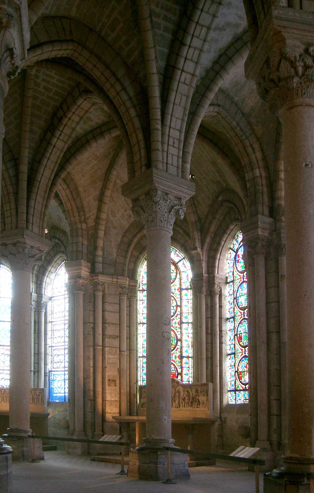 The ambulatory at St. Denis depicting two columns behind which lie the chapels of the cathedral.