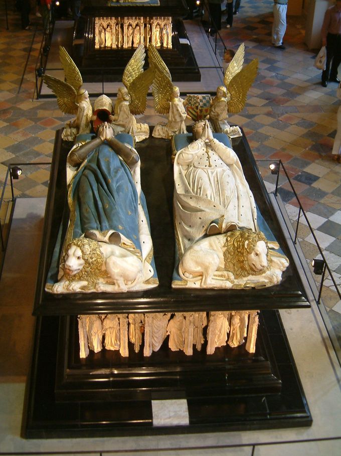 The tomb depicts John the Fearless and Margaret of Bavaria with their hands together, as though praying. Angels kneel at their heads and lions lie at their feet.