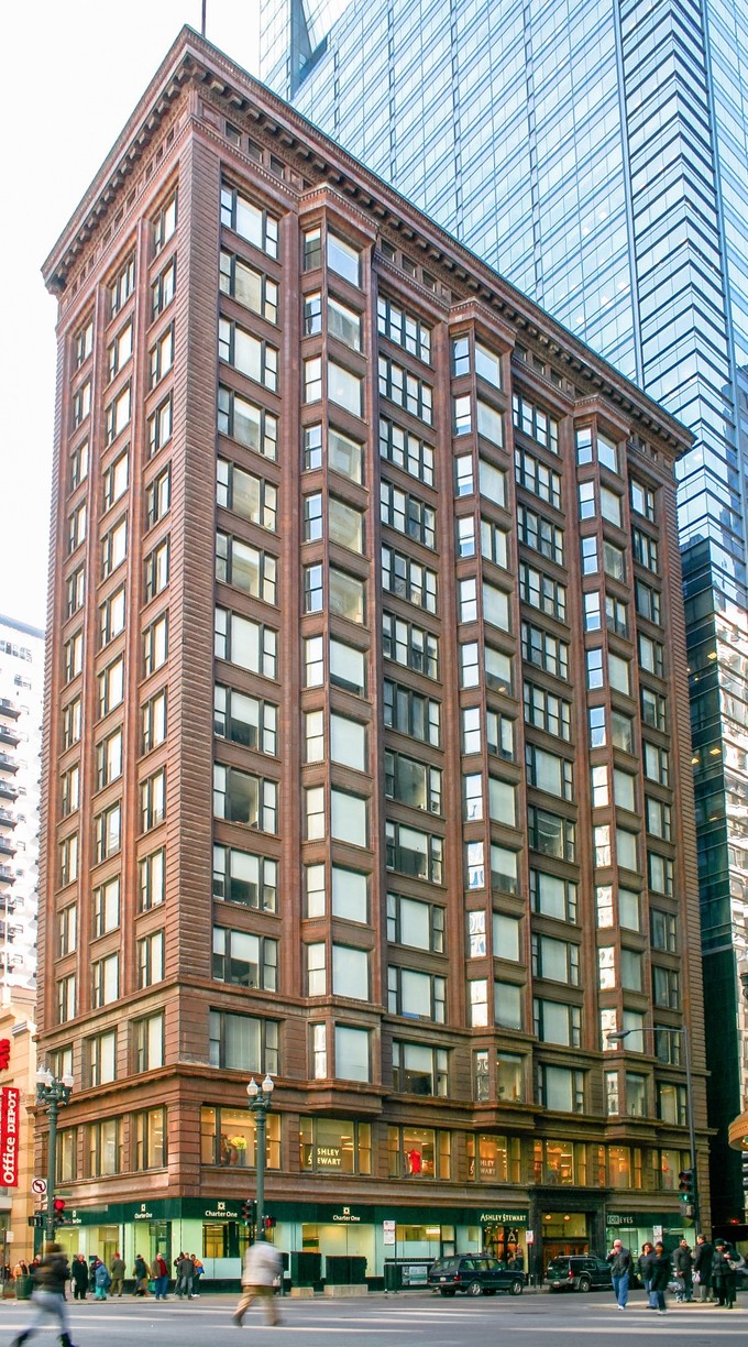 The Chicago Building by Holabird & Roche (1904-1905) is a prime example of the Chicago School, displaying both variations of the Chicago window.