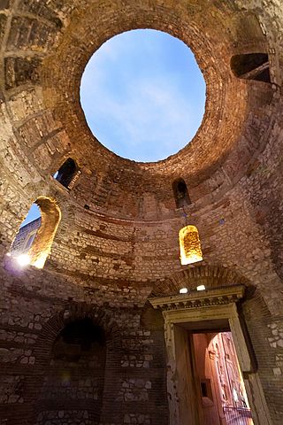 This is a current-day photo of the vestibule in Diocletian's Palace. It shows the domed ceiling with an oculus that shows the blue sky.