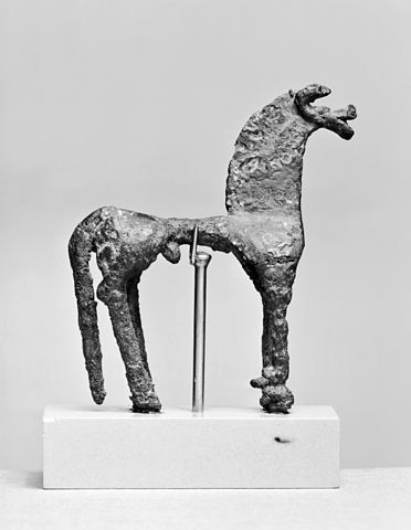 Photo depicts a geometric horse statuette made from bronze.