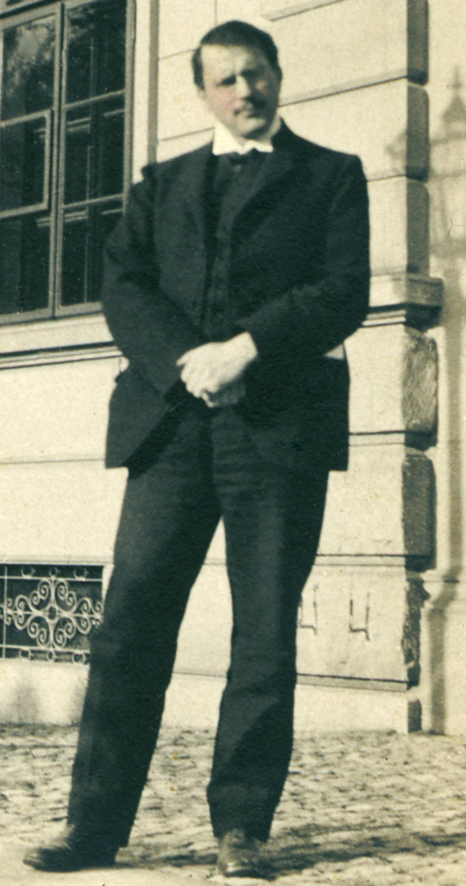 Carl Jung full body image