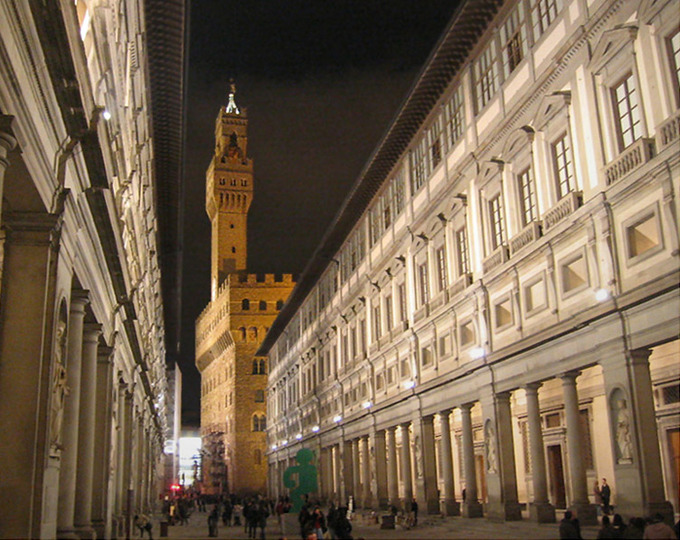 The focal point of the photo is the impressive 14th-century Palazzo Vecchio with its crenellated tower.