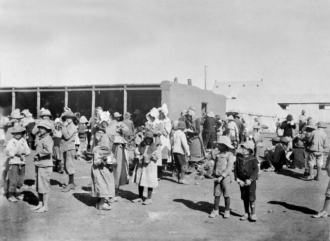 Photo of a few dozen Boer women and children in a concentration camp.
