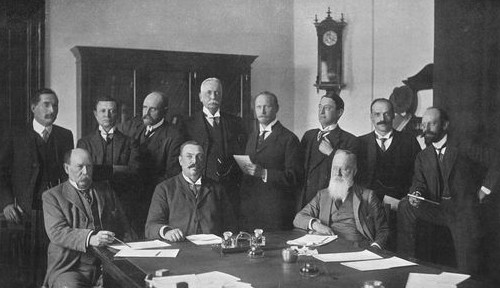 Photo of the first Cabinet of the Union of South Africa, 11 white men.