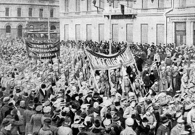 Photo of a large number of Russian soldiers marching in the street of Petrograd in February 1917