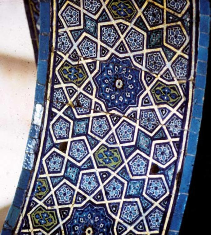 A close-up photo of a Arabic arch featuring the geometrical pattern called girih.