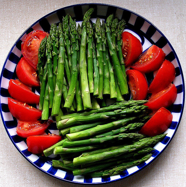 Asparagus and tomatoes on a plate