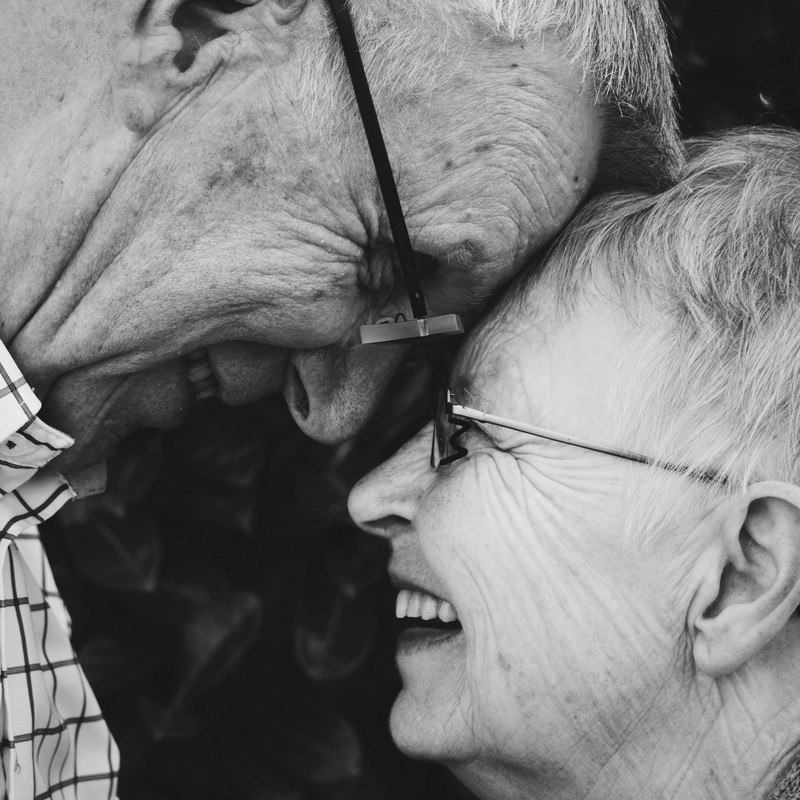 An elderly couple embrace and look into each other's eyes. [Image: Lotte Meijer, CC0 Public Domain, https://goo.gl/m25gce]