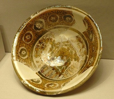 Bowl, 9th century, Susa, Iran, Earthenware, metal lustre overglaze decoration, opaque glaze