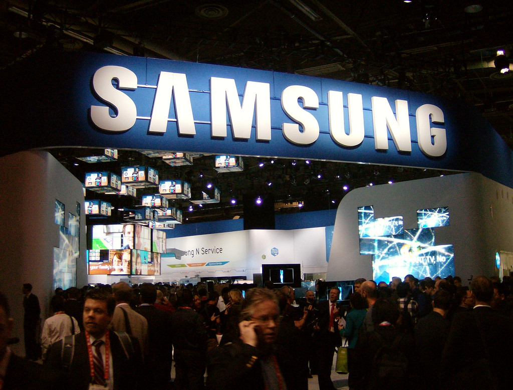 A very crowded convention. A Samsung sign hangs over the crowd.
